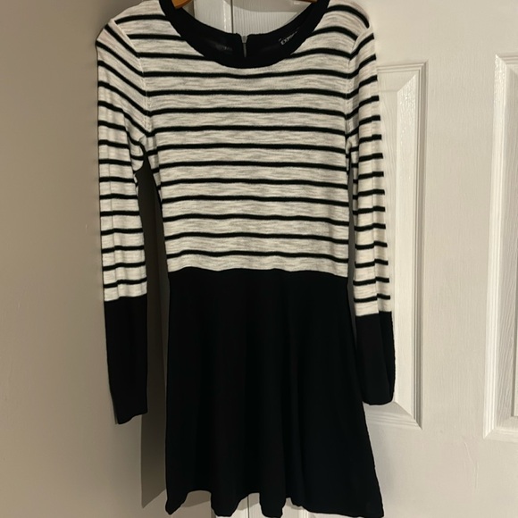 NWOT Express Zipper Back Black and White Striped Flare Dress with Long Sleeves M - Picture 2 of 5